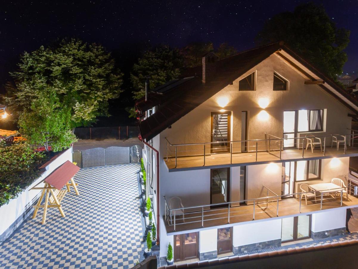 Pensiunea D & Ylan Hotel Novaci-Străini Eksteriør billede