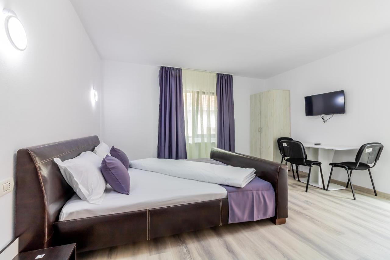 Pensiunea D & Ylan Hotel Novaci-Străini Eksteriør billede