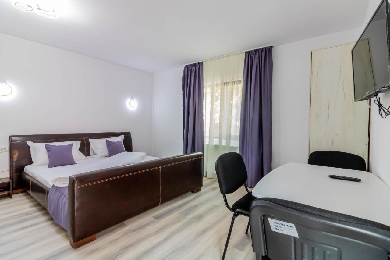 Pensiunea D & Ylan Hotel Novaci-Străini Eksteriør billede
