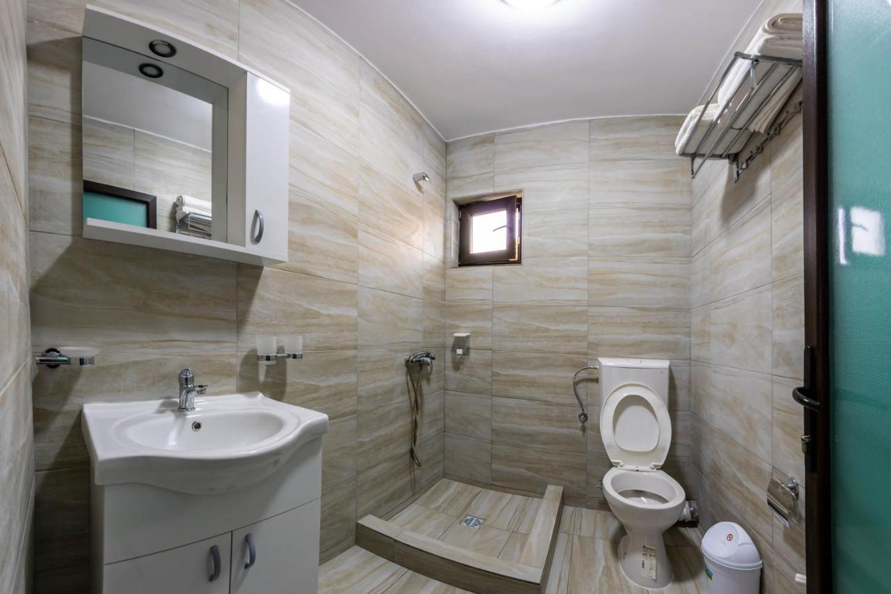 Pensiunea D & Ylan Hotel Novaci-Străini Eksteriør billede