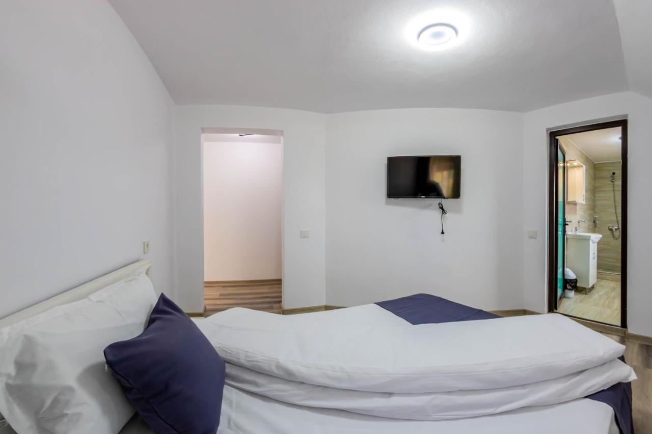 Pensiunea D & Ylan Hotel Novaci-Străini Eksteriør billede