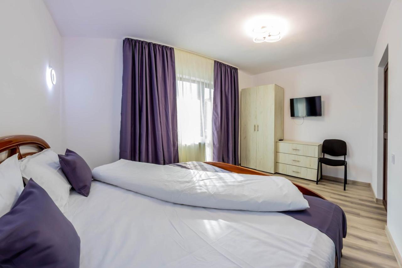 Pensiunea D & Ylan Hotel Novaci-Străini Eksteriør billede