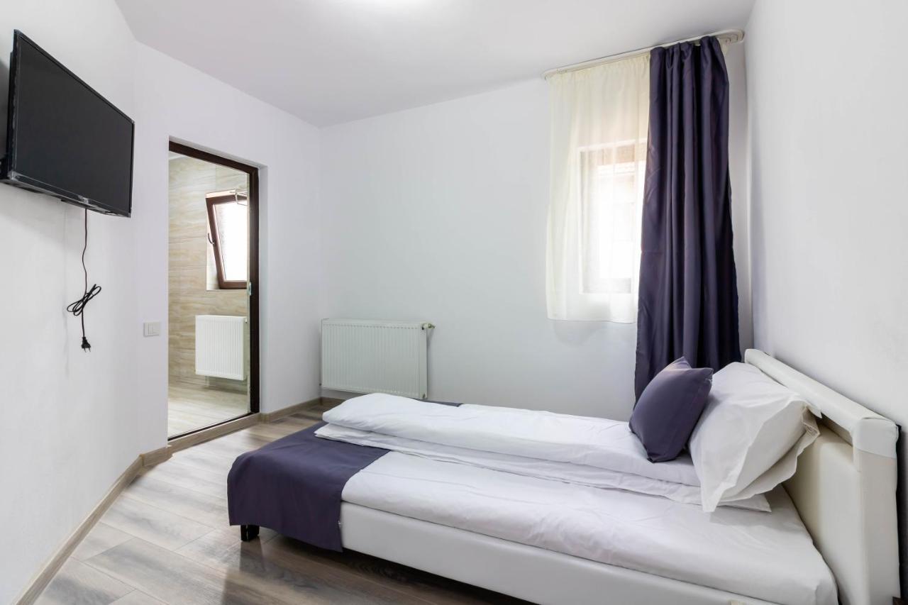 Pensiunea D & Ylan Hotel Novaci-Străini Eksteriør billede