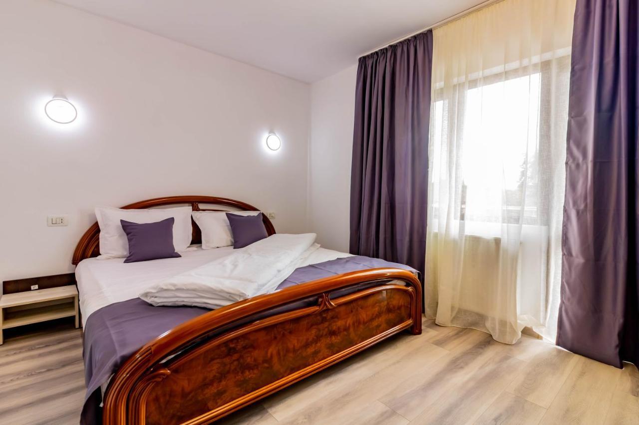 Pensiunea D & Ylan Hotel Novaci-Străini Eksteriør billede