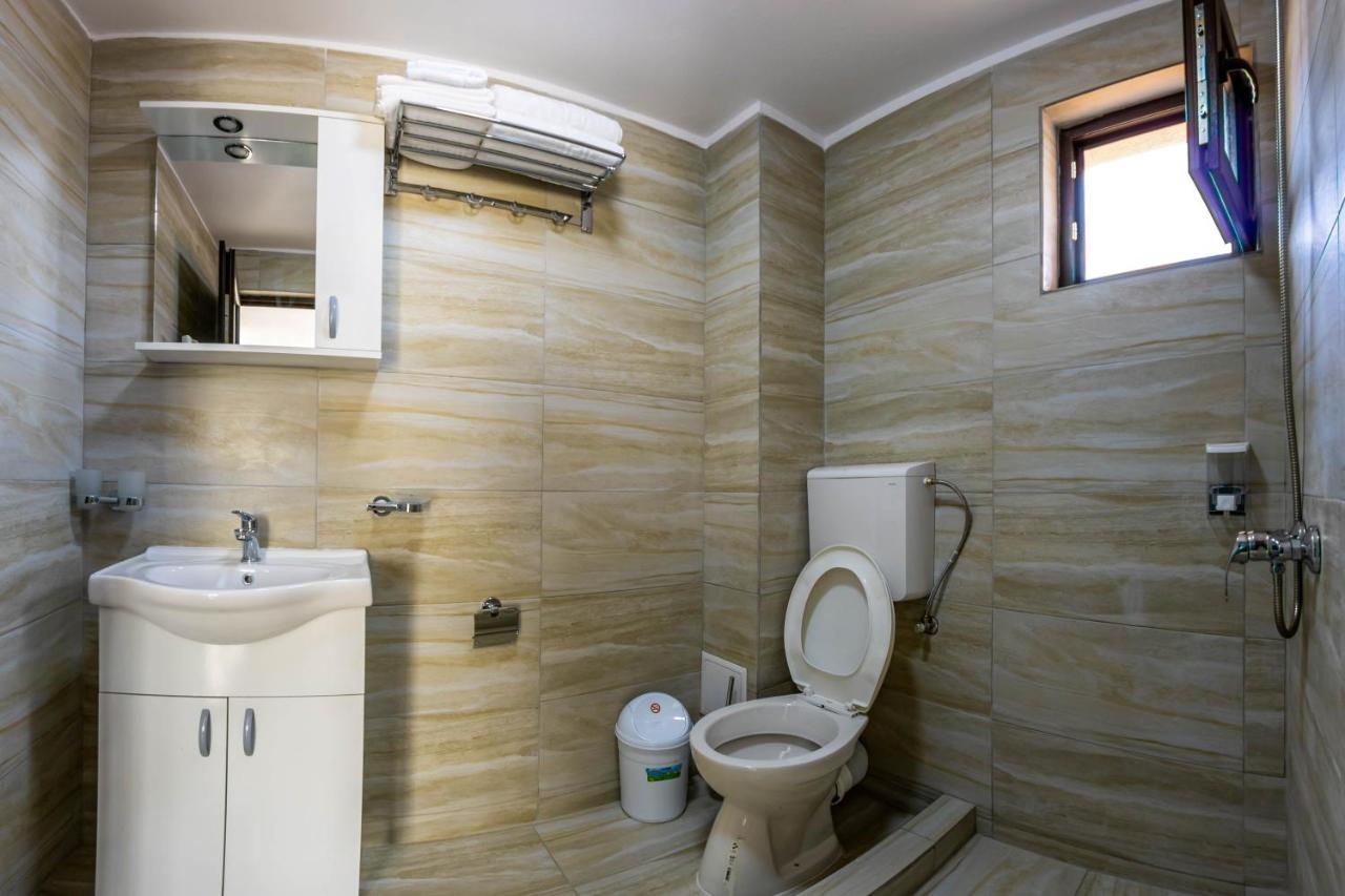 Pensiunea D & Ylan Hotel Novaci-Străini Eksteriør billede