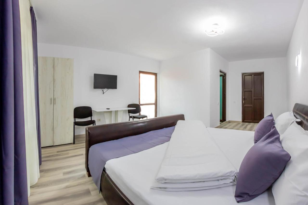 Pensiunea D & Ylan Hotel Novaci-Străini Eksteriør billede