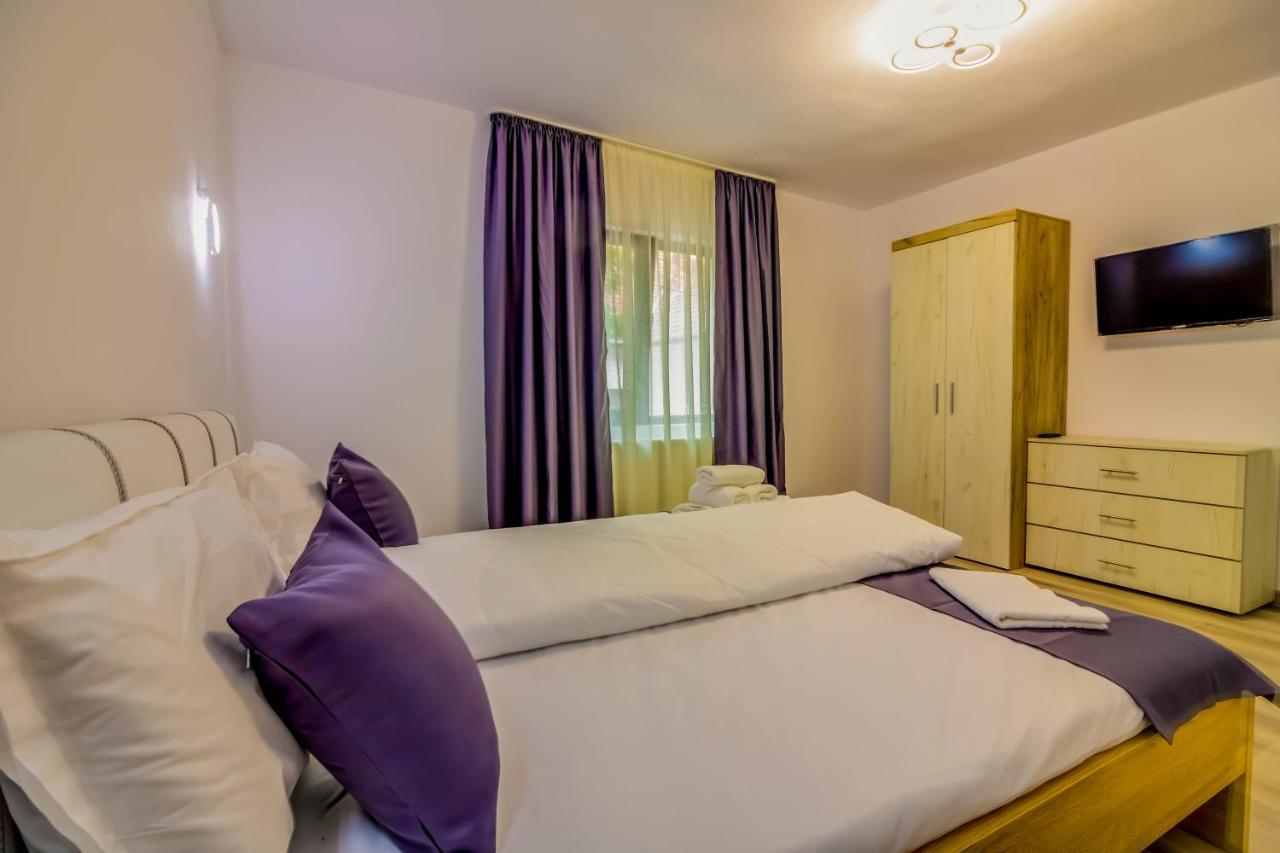 Pensiunea D & Ylan Hotel Novaci-Străini Eksteriør billede