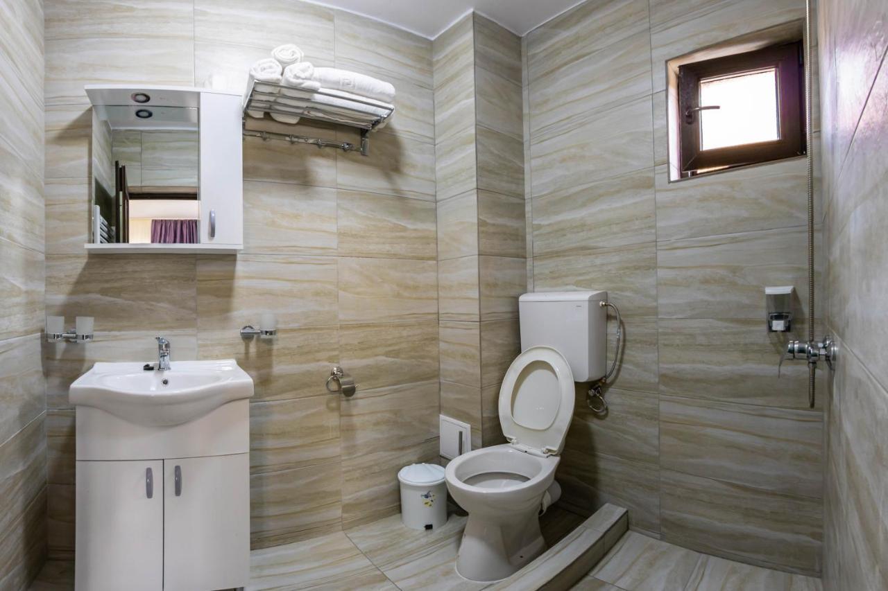 Pensiunea D & Ylan Hotel Novaci-Străini Eksteriør billede