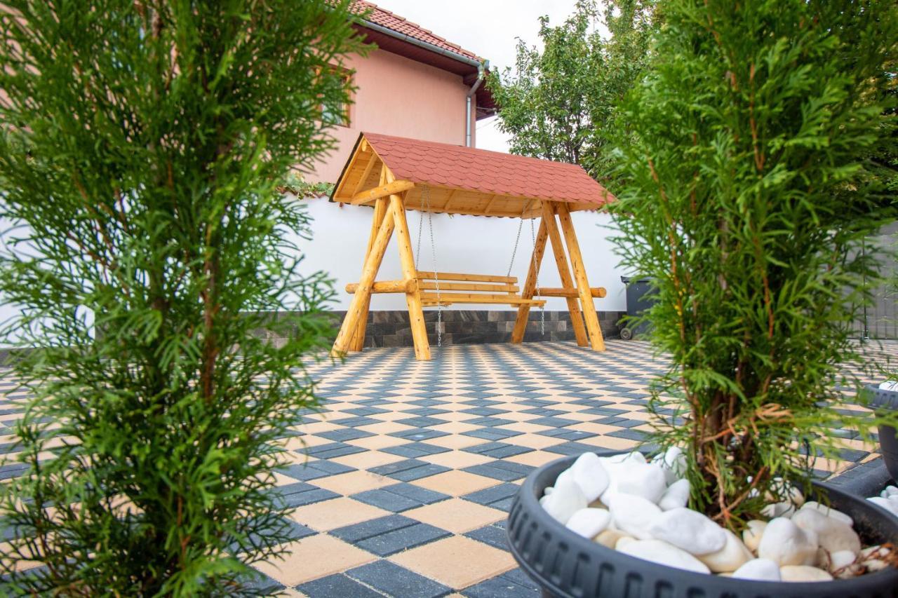 Pensiunea D & Ylan Hotel Novaci-Străini Eksteriør billede