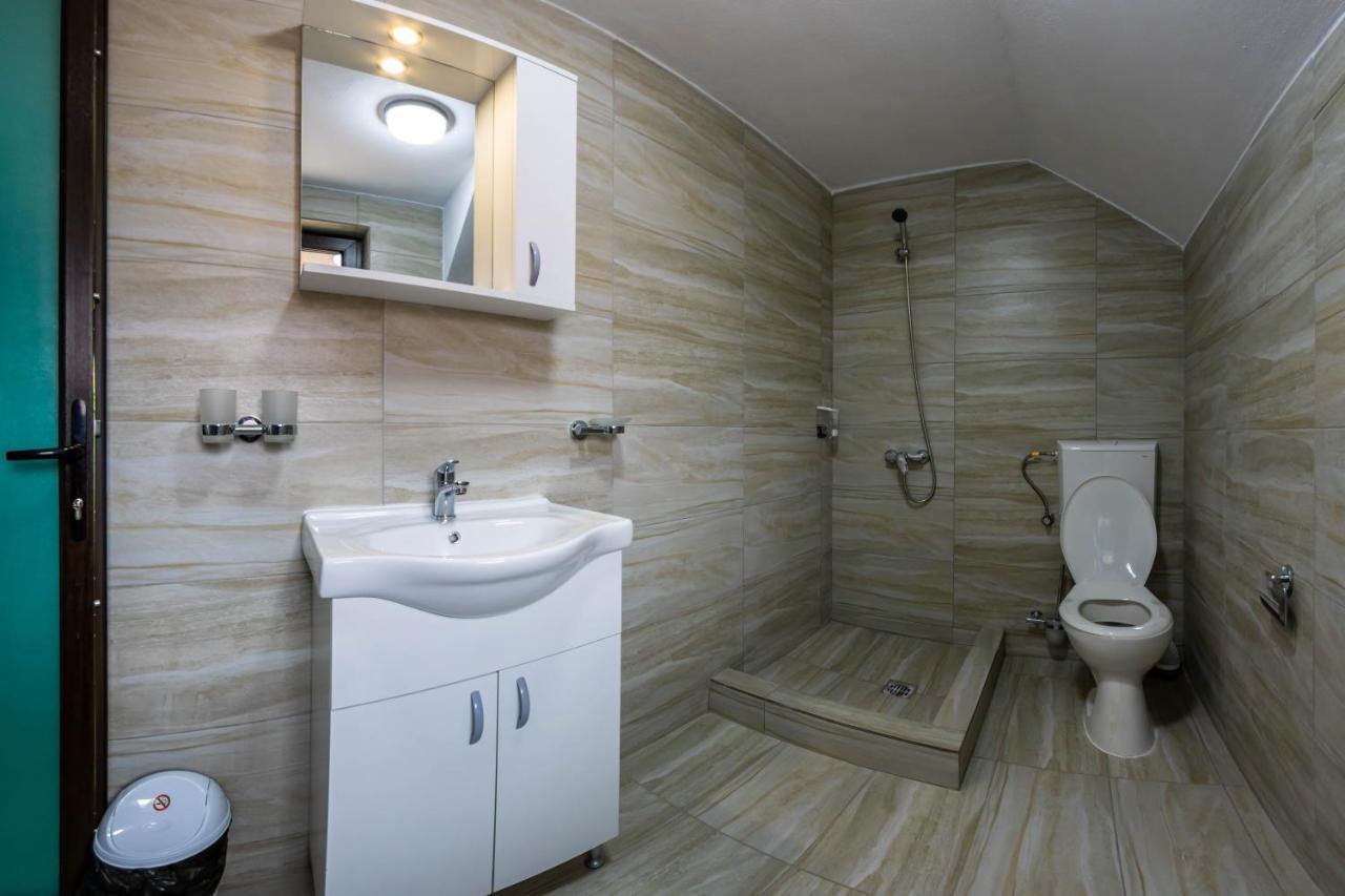 Pensiunea D & Ylan Hotel Novaci-Străini Eksteriør billede